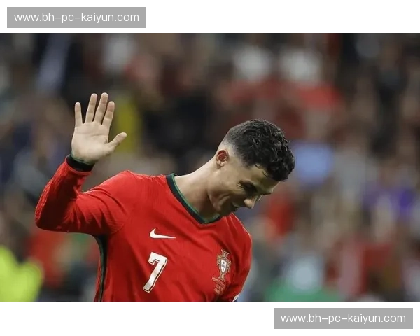 图尔的金色荣耀,圣红星的璀璨光芒:一场穿越时空的足球传奇 图尔的金色荣耀,圣红星的璀璨光芒:一场穿越时空的足球传奇